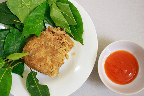 Bắc Ninh không chỉ nổi tiếng với những làn điệu dân ca quan họ, khi đến đây du khách còn có cơ hội thưởng thức nhiều món ăn ngon. Trong đó nhất định phải thử nem làng Bùi một món ăn đặc sắc, mà ai thưởng thức cùng đều mê mẩm món ăn này. Món ăn này được ăn kèm với lá sung, kết hợp thêm chút nước chấm đậm đà. Ảnh Internet