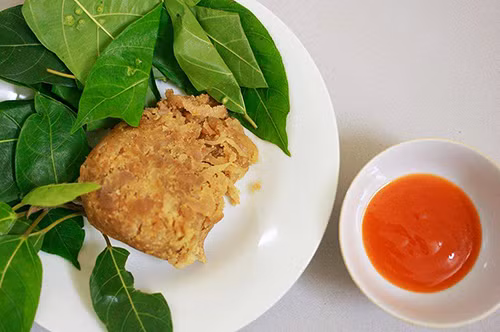 Bắc Ninh không chỉ nổi tiếng với những làn điệu dân ca quan họ, khi đến đây du khách còn có cơ hội thưởng thức nhiều món ăn ngon. Trong đó nhất định phải thử nem làng Bùi một món ăn đặc sắc, mà ai thưởng thức cùng đều mê mẩm món ăn này. Món ăn này được ăn kèm với lá sung, kết hợp thêm chút nước chấm đậm đà. Ảnh Internet