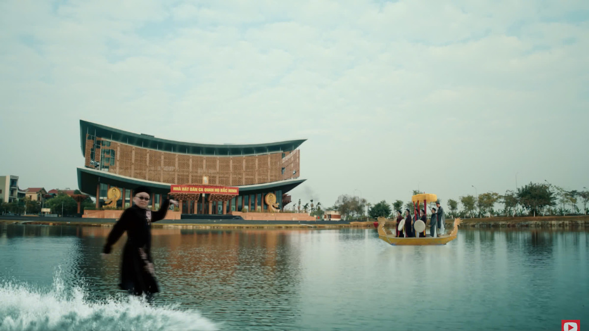Trong MV Bắc Bling (Bắc Ninh) còn xuất hiện hình ảnh Nhà hát dân ca quan họ Bắc Ninh, cùng với đó là làn điệu dân ca Quan họ Bắc Ninh được tái hiện xuyên suốt MV qua hình ảnh các liền anh, liền chị, qua chiếc nón Quai Thao và trang phục đặc trưng (áo dài 5 thân, áo mớ ba mớ bảy)... Ảnh Youtube