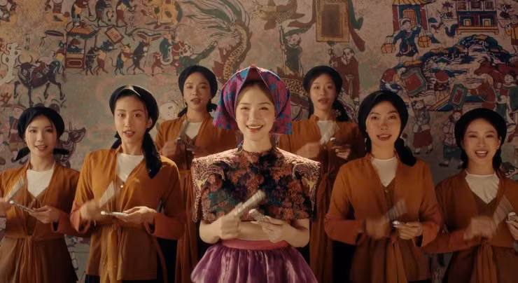 Hoà Minzy còn lồng ghép cả nghệ thuật tranh Đông Hồ thông qua những tác phẩm nổi tiếng của làng tranh này. Được biết, làng tranh Đông Hồ thuộc xã Sông Hồ, TX. Thuận Thành, tỉnh Bắc Ninh cũng là địa điểm được rất nhiều người biết đến, là nơi lưu giữ nghệ thuật tranh dân gian nổi tiếng Việt Nam với hàng loạt tác phẩm như Đám cưới chuột, Đàn lợn âm dương, đàn gà mẹ con, Hứng dừa, Vinh quy bái tổ, Đánh ghen, Chăn trâu thổi sáo... Ảnh phunuso