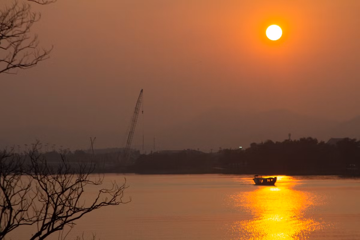 Huế – thành phố mộng mơ bên dòng sông Hương, không chỉ hấp dẫn du khách bởi vẻ đẹp cổ kính, trầm mặc mà còn bởi những khoảnh khắc hoàng hôn đầy mê hoặc. Ảnh Nhật Huy