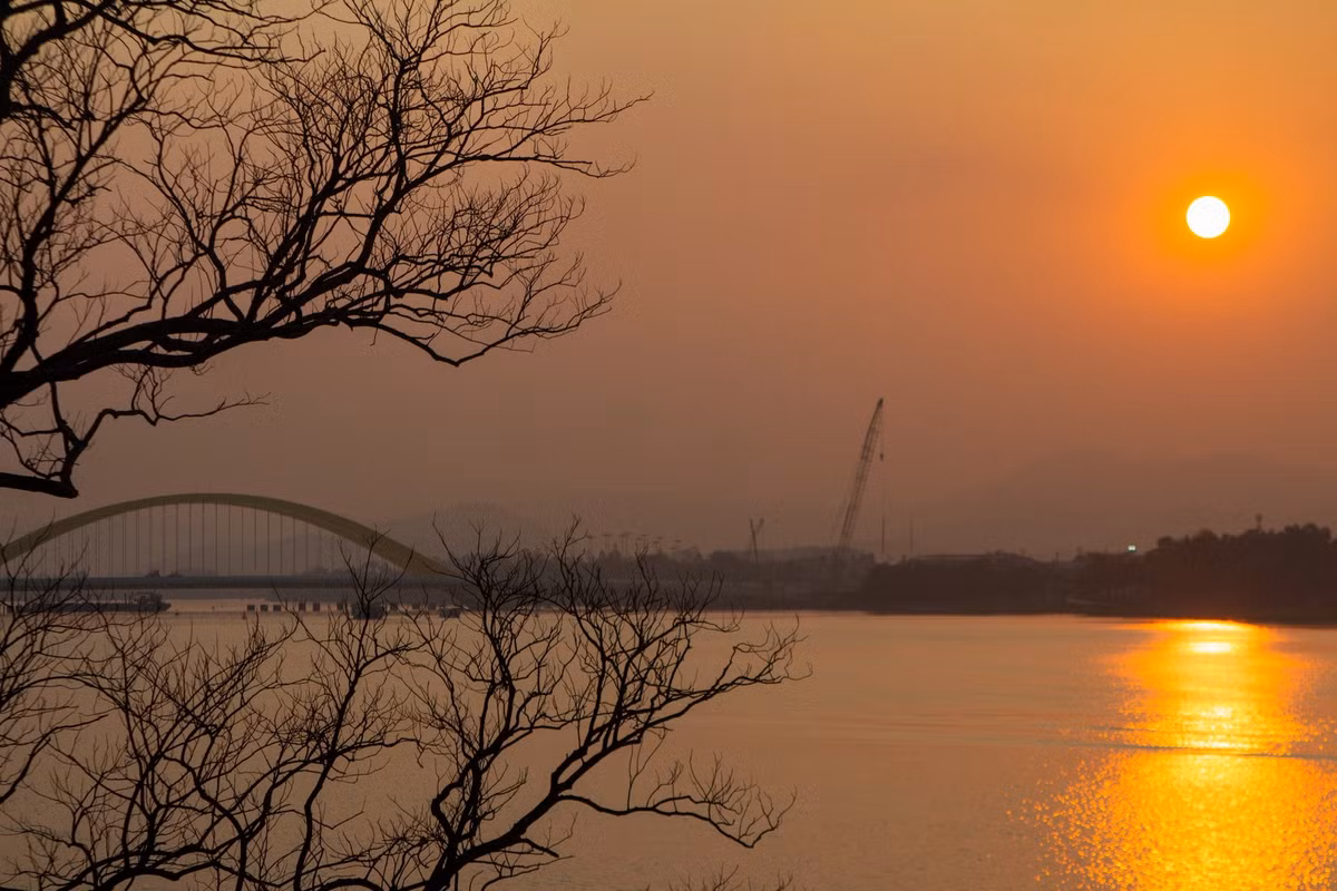 Nếu có dịp đến Huế, đừng quên dành thời gian để chiêm ngưỡng hoàng hôn – một trong những điều đẹp nhất mà vùng đất này dành tặng cho những ai biết trân quý. Ảnh Nhật Huy