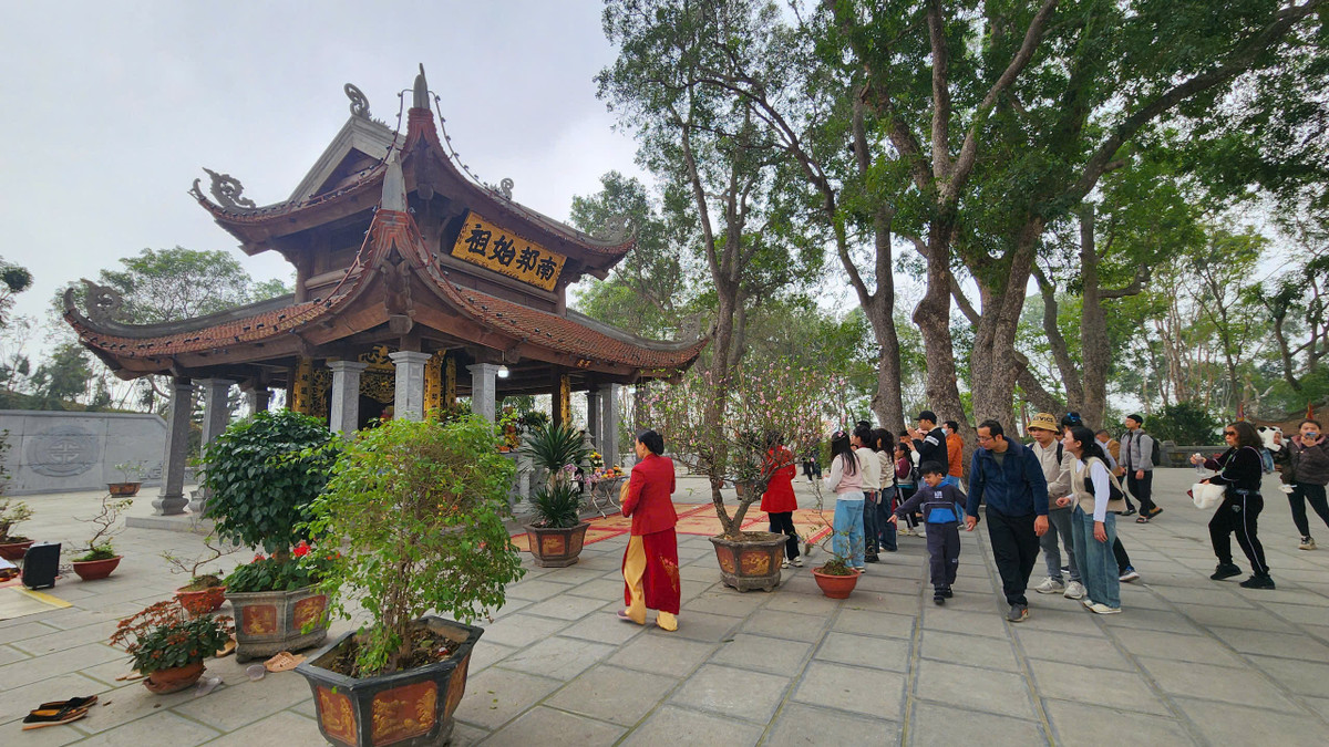 Đáng chú ý, tour du lịch Bắc Ninh bằng xe buýt sẽ miễn phí nước uống, xe đưa đón du khách, có hướng dẫn viên giới thiệu các điểm tham quan. Bữa trưa du khách có thể mang đồ ăn từ nhà đi hoặc đăng ký suất ăn trưa với hướng dẫn viên trong đoàn (kinh phí ăn tự túc). Ảnh Báo Giao Thông