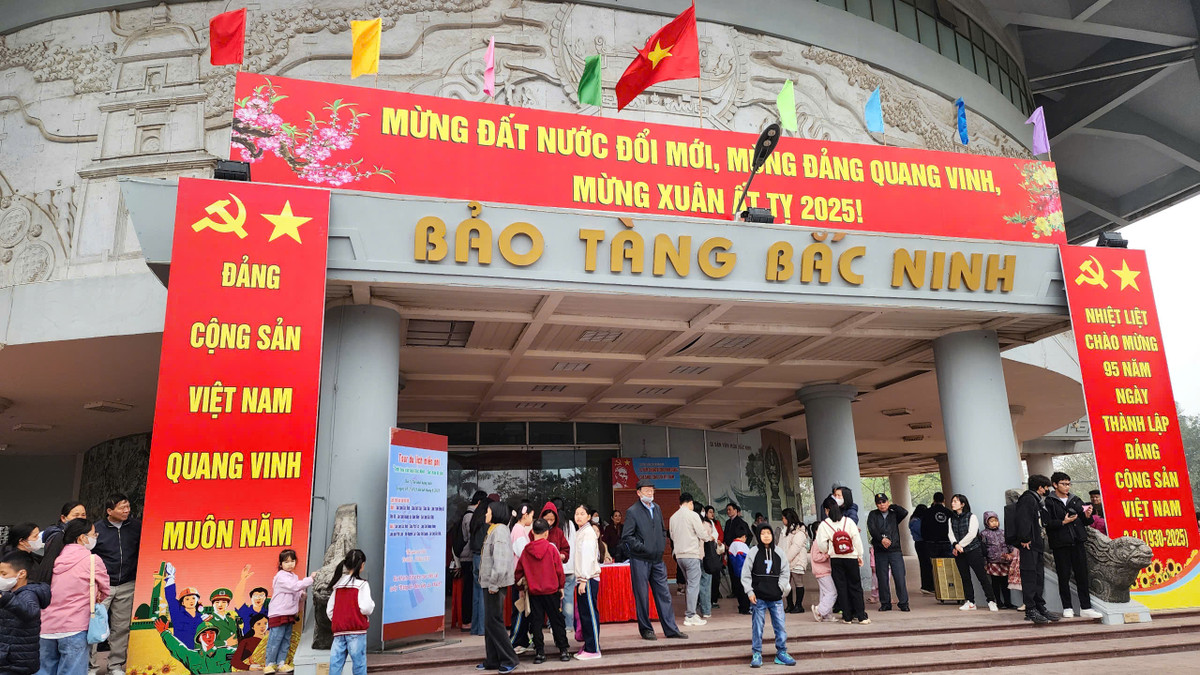 Để đăng ký trải nghiệm, du khách cần đến đăng ký trực tiếp tại bàn đón tiếp, Bảo tàng Bắc Ninh, số 2 Lý Thái Tổ, phường Suối Hoa, thành phố Bắc Ninh. Quý khách vui lòng đến trước 8h sáng thứ bảy, chủ nhật để đăng ký tham gia (không nhận đăng ký qua online, đăng ký trước qua điện thoại). Ảnh Báo Giao Thông