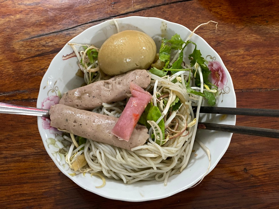 Bún cua thối là một đặc sản nổi tiếng của Pleiku, nhưng thực sự đây là món nặng mùi và không dễ ăn với đại đa số người lần đầu tiên nếm thử. Lý do bởi nước lèo của món bún này là nước cua đồng ủ qua một ngày đêm rồi mới mang nấu. Vì đã ủ và lên men nên nước dùng của bún cua thối có màu đen đặc trưng và nặng mùi đến độ cách nồi nước dùng mấy nhà vẫn ngửi thấy. Ảnh Internet