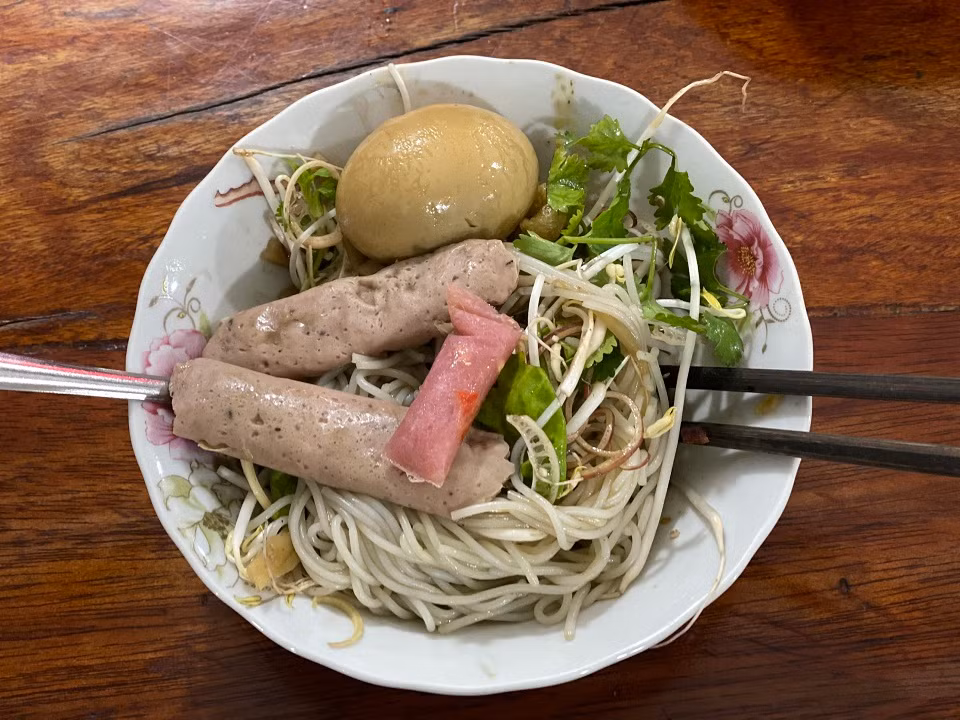 Bún cua thối là một đặc sản nổi tiếng của Pleiku, nhưng thực sự đây là món nặng mùi và không dễ ăn với đại đa số người lần đầu tiên nếm thử. Lý do bởi nước lèo của món bún này là nước cua đồng ủ qua một ngày đêm rồi mới mang nấu. Vì đã ủ và lên men nên nước dùng của bún cua thối có màu đen đặc trưng và nặng mùi đến độ cách nồi nước dùng mấy nhà vẫn ngửi thấy. Ảnh Internet