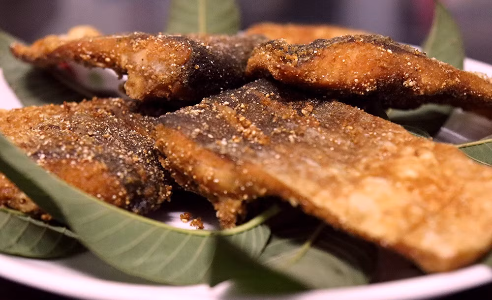 Đối với những người lần đầu thưởng thức món ăn này chắc chắn sẽ có cảm giác hơi khó chịu bởi vị nồng của cá muối. Tuy nhiên khi ăn, mùi thơm, vị bùi của thính hòa quyện với vị ngọt đậm đà của cá sẽ khiến bạn không thể quên. Ảnh minh họa