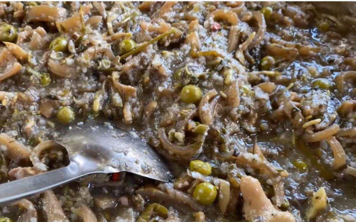 Da trâu thối (hay còn gọi là năng min) là một món ăn đặc trưng của người Thái vùng Tây Bắc. Món này được làm từ nguyên liệu chính là da con trâu. Sau khi lọc sơ chế, da trâu được đem gói lá chuối ủ khoảng hai ngày tùy điều kiện thời tiết. Ảnh Internet