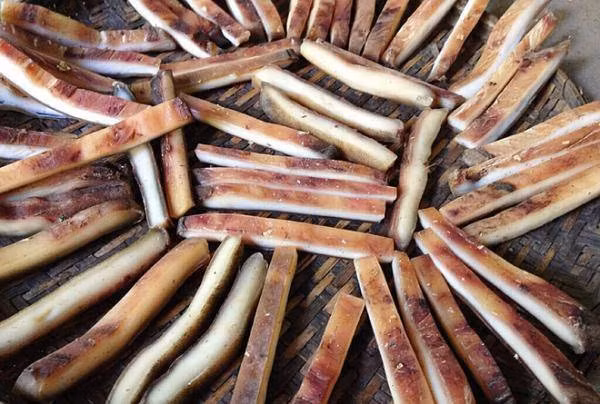 Dù là đặc sản có mùi vị đặc trưng được người địa phương yêu thích nhưng da trâu thối lại khiến nhiều du khách chỉ nghe tên và ngửi mùi cũng đủ "toát mồ hôi", không dám thưởng thức. Ảnh Internet