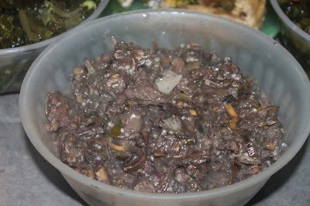 Món thịt thối còn được gọi là Kính Coong - đặc sản chỉ có ở người Khơ Mú (Sơn La). Hiểu theo tiếng Khơ Mú, "Coong" có nghĩa là tổng hợp của hầu hết các loại rau củ quả, ớt, hành tỏi, cà rừng, mắc khén... nấu với thịt thối. "Kính" có nghĩa là một loại canh thập cẩm. Nôm na, Kính Coong có nghĩa là canh thịt thối. Ảnh Internet