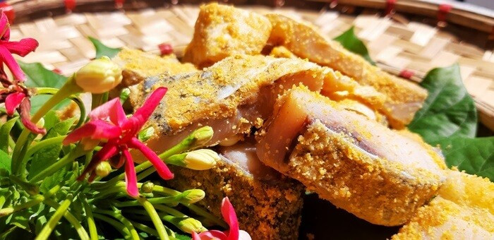 Cá thính hay còn gọi là cá muối chua, là món ăn được làm từ các loại cá nước ngọt còn tươi đem sơ chế, ướp thính để lên men chua, thơm, làm chín một cách tự nhiên. Cá thính thịnh hành như một trong những món ăn mặn dân dã, phổ thông, là đặc sản nổi tiếng của đất Tổ Phú Thọ. Ảnh Internet
