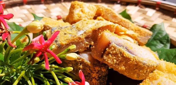 Cá thính hay còn gọi là cá muối chua, là món ăn được làm từ các loại cá nước ngọt còn tươi đem sơ chế, ướp thính để lên men chua, thơm, làm chín một cách tự nhiên. Cá thính thịnh hành như một trong những món ăn mặn dân dã, phổ thông, là đặc sản nổi tiếng của đất Tổ Phú Thọ. Ảnh Internet