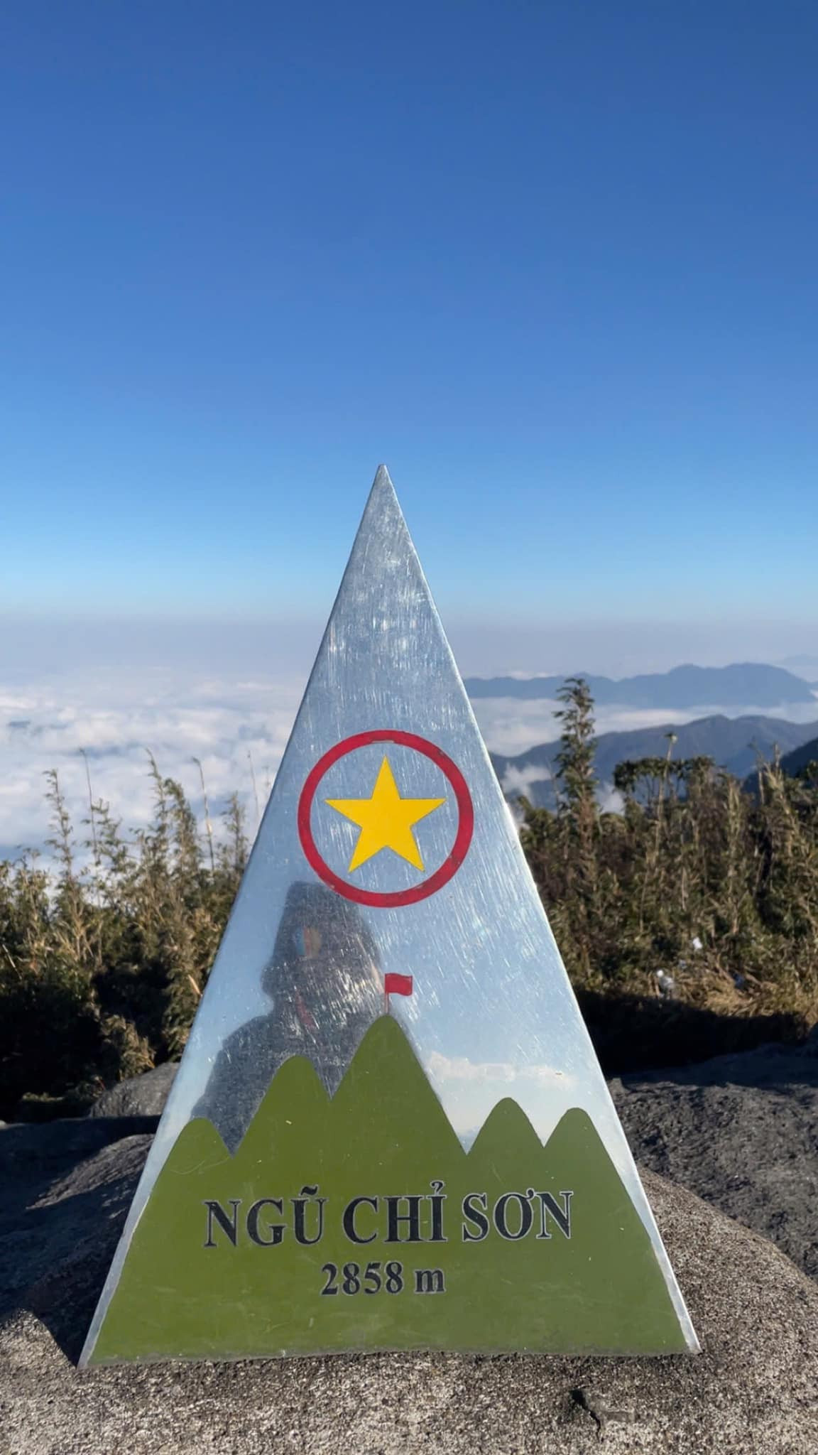 Ngũ Chỉ Sơn là đỉnh núi thuộc dãy Hoàng Liên Sơn, xã Tả Giàng Phình, huyện Bát Xát. Nơi đây thuộc ranh giới tỉnh Lào Cai và Lai Châu. Đỉnh Ngũ Chỉ Sơn có độ cao khoảng 2850m so với mực nước biển và cách trung tâm thị trấn Tam Đường khoảng 25km. Ảnh Internet