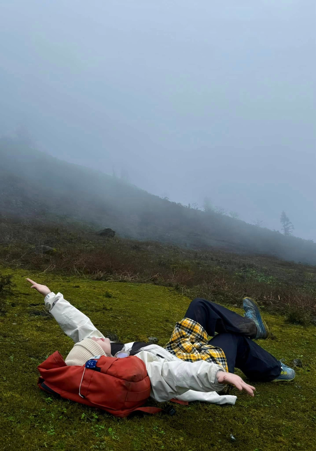 Theo kinh nghiệm của những người đã leo Ngũ Chỉ Sơn, cung đường leo núi từ xã Tả Giàng Phình (Sa Pa, Lào Cai) khá ngắn nên thường được nhiều người lựa chọn. Trong khi đó, nếu xuất phát từ xã Sơn Bình (Tam Đường, Lai Châu) thì đường đi sẽ qua thác Chu Va rất cao và đẹp. Ảnh Kim Phượng