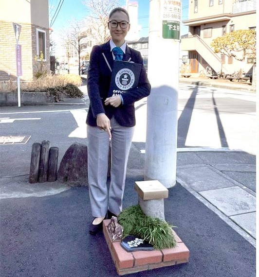 Để đủ điều kiện đạt danh hiệu Guinness, các quan chức ở Shizuoka đã đưa một chuyên gia khảo sát đến để đo đạc công viên. Kết quả cho thấy chiều dài của công trình chưa đến 50cm. Ảnh Guinness World Records 