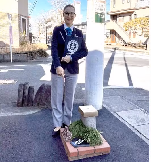 Để đủ điều kiện đạt danh hiệu Guinness, các quan chức ở Shizuoka đã đưa một chuyên gia khảo sát đến để đo đạc công viên. Kết quả cho thấy chiều dài của công trình chưa đến 50cm. Ảnh Guinness World Records 