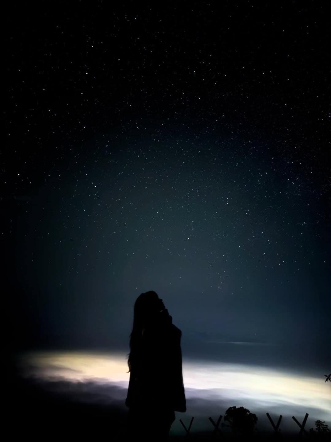 Dải ngân hà rạng rỡ, từng ngôi sao như "chớp mắt" với ai đó, làm sáng bừng khoảnh khắc yên bình giữa không gian trong lành và gió se lạnh. Ảnh Hà Vi