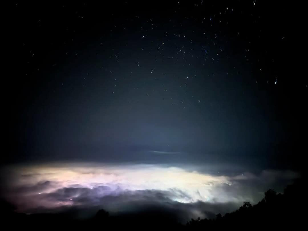 Thiên đường mây Tà Xùa vốn nằm giữa ba đỉnh núi hùng vĩ giữa Sơn La và Yên Bái. Trong đó, đỉnh Tà Xùa nằm trên dãy núi cùng tên vốn là ranh giới tự nhiên của Yên Bái và Sơn La. Ảnh Hà Vi