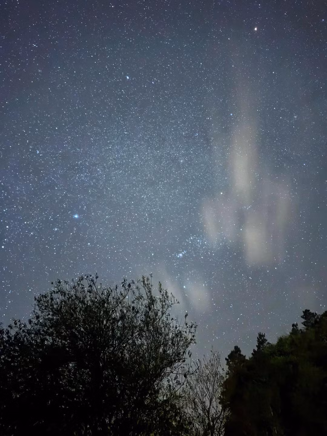 Theo kinh nghiệm của người trải nghiệm trước, tối đến nơi đây đã có rất nhiều sao rồi nhưng những dải ngân hà sẽ xuất hiện từ 0h và lặn khoảng 4h sáng. Ảnh Huy Nguyễn