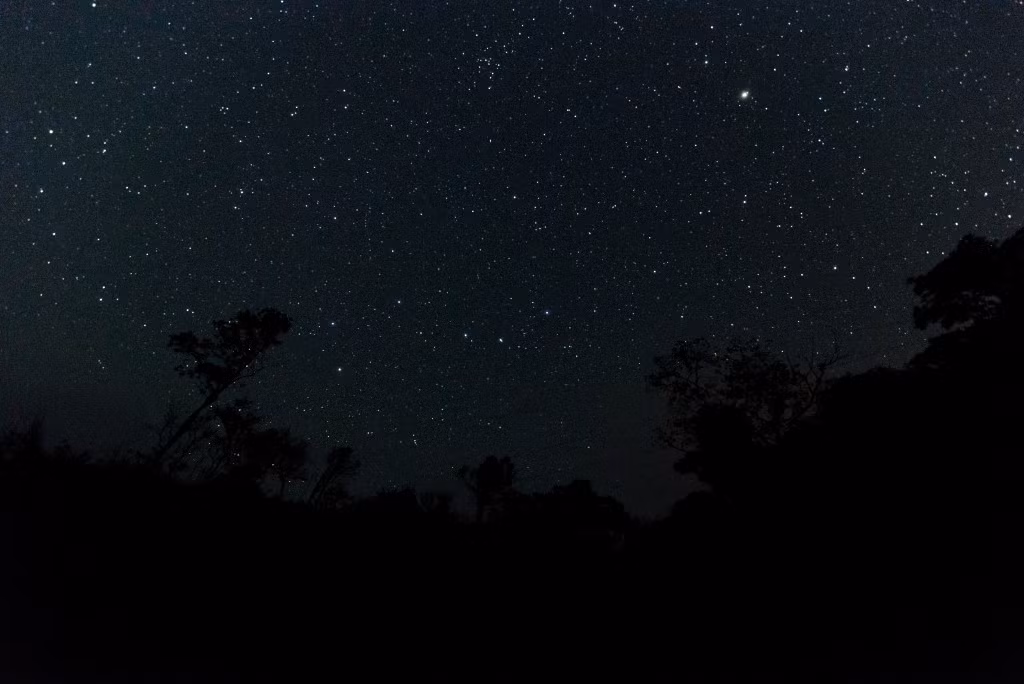 Cách Hà Nội hơn 200 km và cách trung tâm huyện Mộc Châu (Sơn La) hơn 100 km, Tà Xùa là điểm phượt Tây Bắc hấp dẫn giới trẻ, đặc biệt vào mùa săn mây.