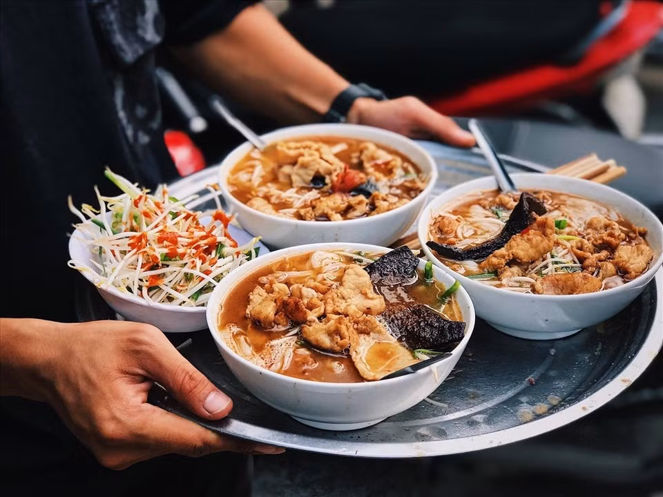 Nếu như phở bò, phở gà... là những món quen thuộc, phở gan cháy lại là đặc sản nức tiếng của Bắc Ninh. Điều đặc biệt của món phở này là gan sẽ được rán cháy đen trong chảo dầu, ăn cùng giá, cật, các loại rau sống và nước dùng đậm đà. Ảnh Internet