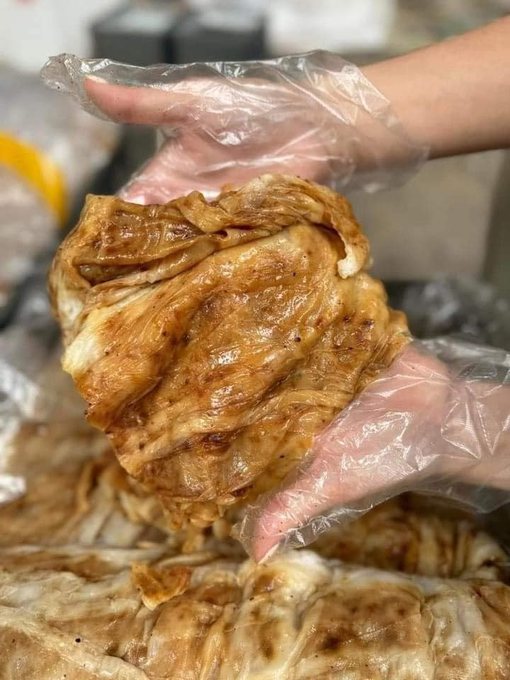  Bánh cuốn Mão Điền là một trong những món quà quê giản dị nhưng độc đáo của người Kinh Bắc. Nếu như bánh cuốn của người Hà Nội được cuốn cùng thịt băm, mộc nhĩ thì bánh cuốn Mão Điền lại được quết một lớp hành phi lên trên. Do vậy, bánh sẽ có màu vàng đặc trưng rất hấp dẫn và đẹp mắt. Khi thưởng thức, bánh cuốn được ăn kèm với giò, chả và chấm với nước mắm. Trung bình một cân bánh cuốn giá khoảng 12.000 đồng. Ảnh Internet