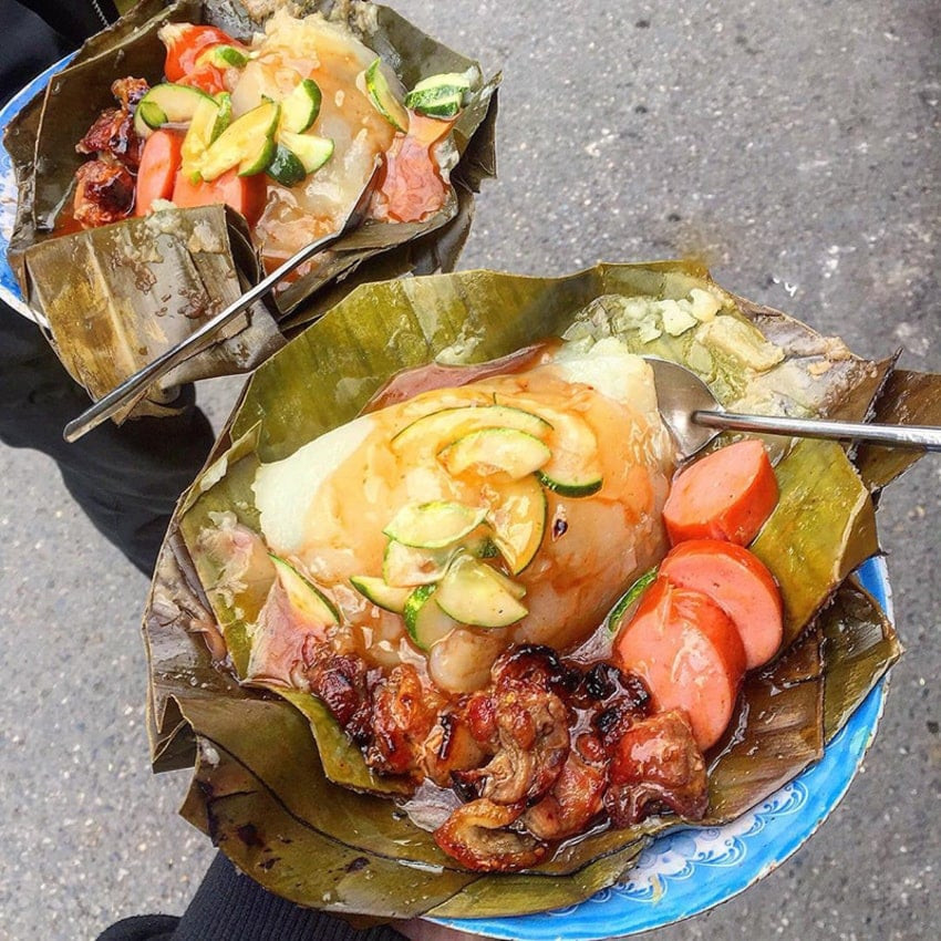 Bánh giò nóng là một món ăn bình dân của người Hà Nội và giá cả cũng rất bình dân. Bánh giò được làm vô cùng đơn giản với phần vỏ là bột gạo cùng với nhân là thịt băm và mộc nhĩ, hành. Đơn giản thế nhưng lại tổng hoà hương vị vô cùng đặc biệt. Ảnh Internet