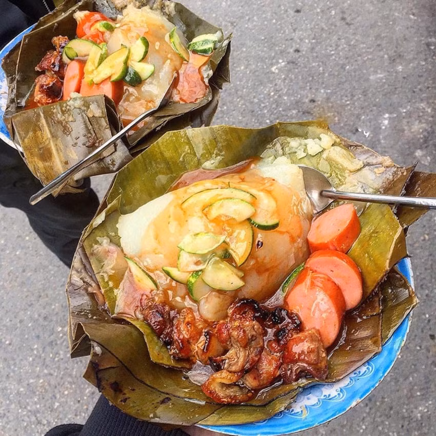 Bánh giò nóng là một món ăn bình dân của người Hà Nội và giá cả cũng rất bình dân. Bánh giò được làm vô cùng đơn giản với phần vỏ là bột gạo cùng với nhân là thịt băm và mộc nhĩ, hành. Đơn giản thế nhưng lại tổng hoà hương vị vô cùng đặc biệt. Ảnh Internet