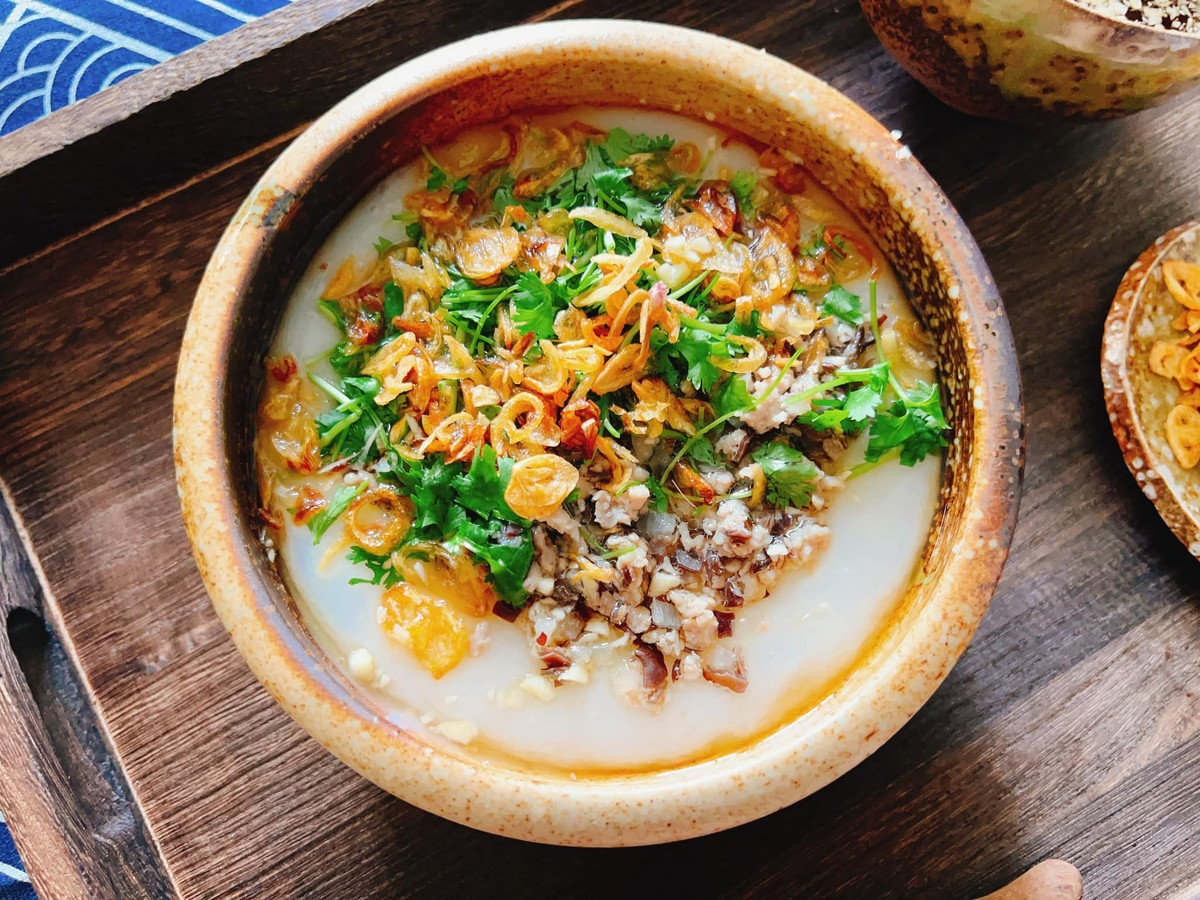 Trong thời tiết se lạnh, thưởng thức một bát bánh đúc nóng "full topping" bốc khói nghi ngút còn gì thích thú bằng. Lớp bánh đúc trắng tinh ẩn dưới những miếng thịt xào mộc nhĩ, hành khô, rau thơm xanh mướt, rồi sóng sánh dưới nước dùng thơm nức khiến cho bao người không cưỡng nổi cơn thèm. Ảnh Internet