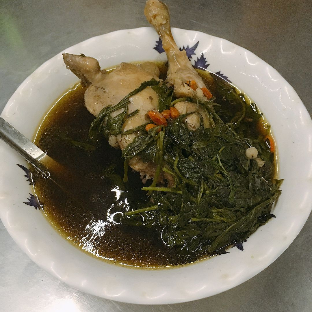 Những chiếc đùi gà, hay chim cút được đặt trong những vỏ lon bia rỗng, xếp gọn gàng ngay ngắn trong nồi lớn, nghi ngút khói, thơm nức mùi lá ngải, thuốc bắc, kỳ tử… cực thích hợp trong thời tiết se lạnh. Ảnh Internet