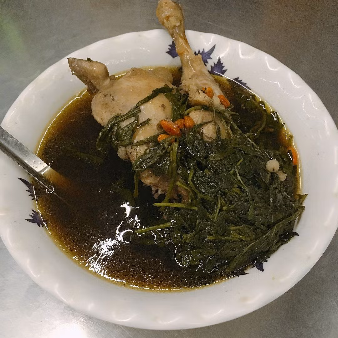 Những chiếc đùi gà, hay chim cút được đặt trong những vỏ lon bia rỗng, xếp gọn gàng ngay ngắn trong nồi lớn, nghi ngút khói, thơm nức mùi lá ngải, thuốc bắc, kỳ tử… cực thích hợp trong thời tiết se lạnh. Ảnh Internet