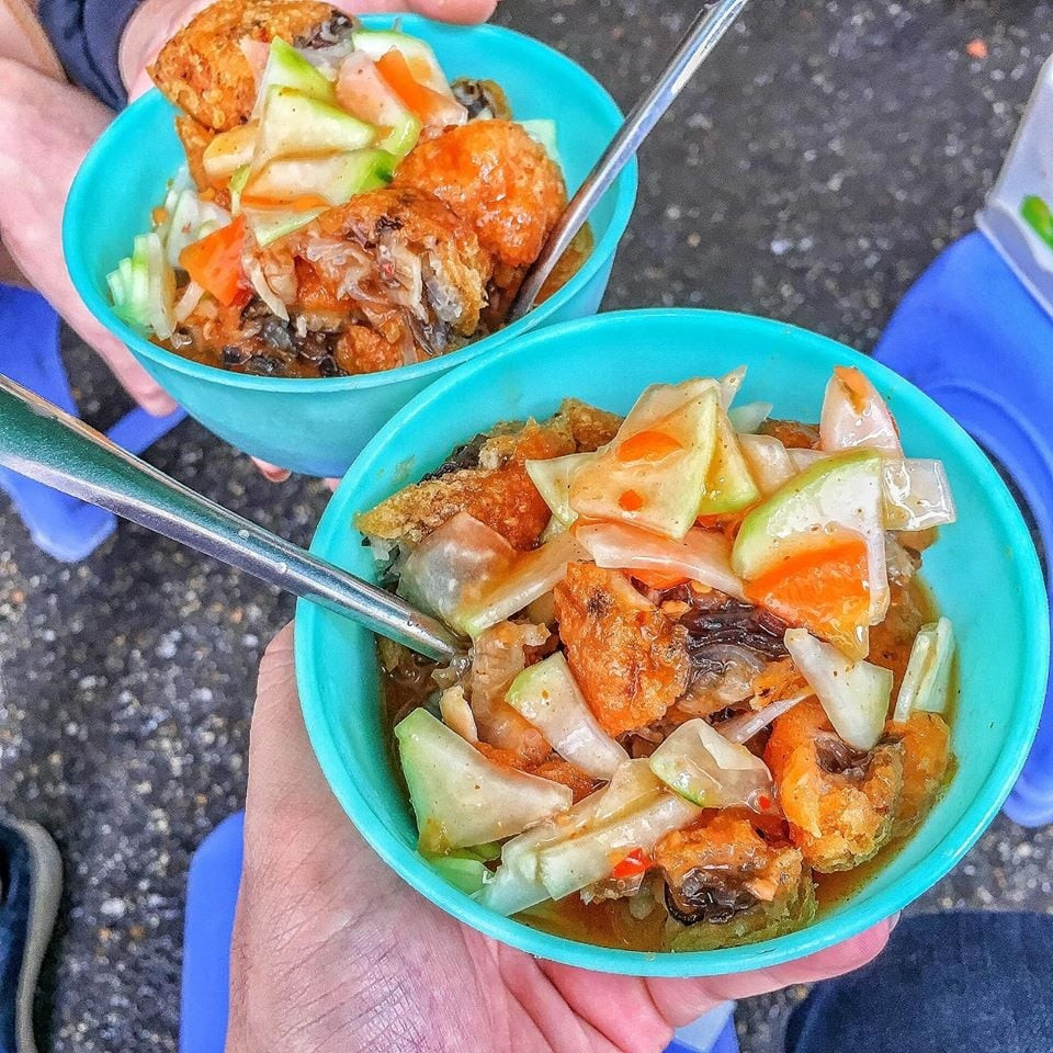 Bánh rán mặn với lớp vỏ giòn tan và phần nhân đậm đà nóng hổi, chấm cùng nước sốt hay mắm chua ngọt thì quá đủ để làm “ấm bụng” những ngày se lạnh. Ảnh Internet