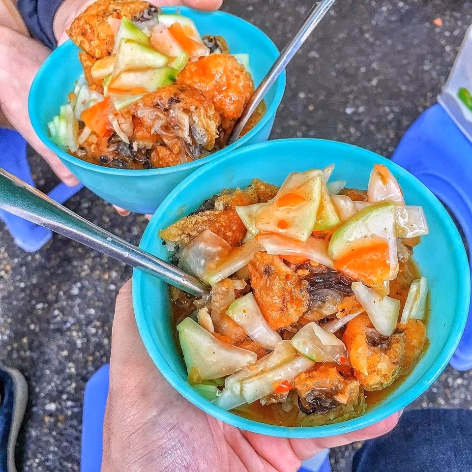 Bánh rán mặn với lớp vỏ giòn tan và phần nhân đậm đà nóng hổi, chấm cùng nước sốt hay mắm chua ngọt thì quá đủ để làm “ấm bụng” những ngày se lạnh. Ảnh Internet