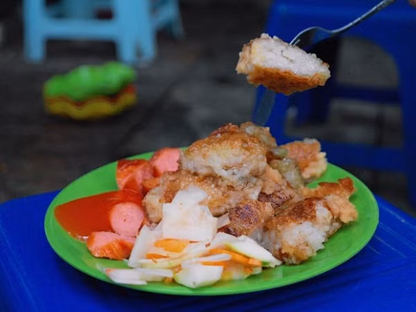 Bánh chưng chỉ rán vừa xém hai mặt, rưới thêm một chút xì dầu, dưa góp là có thể thưởng thức. Món ăn có vị béo và dẻo thơm của bánh và nhân, nhưng không bị ngấy, ăn cực cuốn trong thời tiết se lạnh. Ảnh Internet