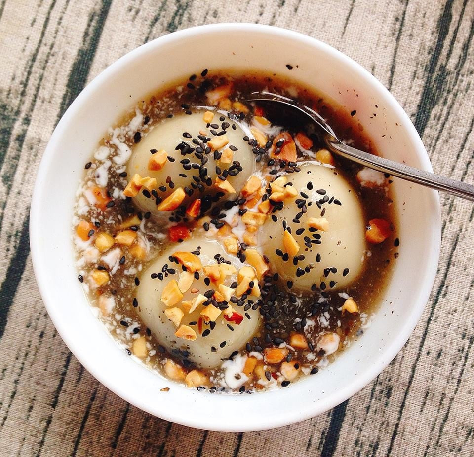 Vị ngọt của món bánh trôi tàu như dịu hơn trong tiết trời se lạnh, bởi vậy là người ít hảo ngọt cũng thương nhớ món này khi sang mùa. Một bát bánh trôi thường gồm 2 chiếc, với 2 vị nhân khác nhau là vừng đen và đậu xanh, rắc thêm chút lạc rang béo ngậy. Món này còn hấp dẫn ở phần nước dùng nóng hổi, thêm ít gừng. Ảnh Internet