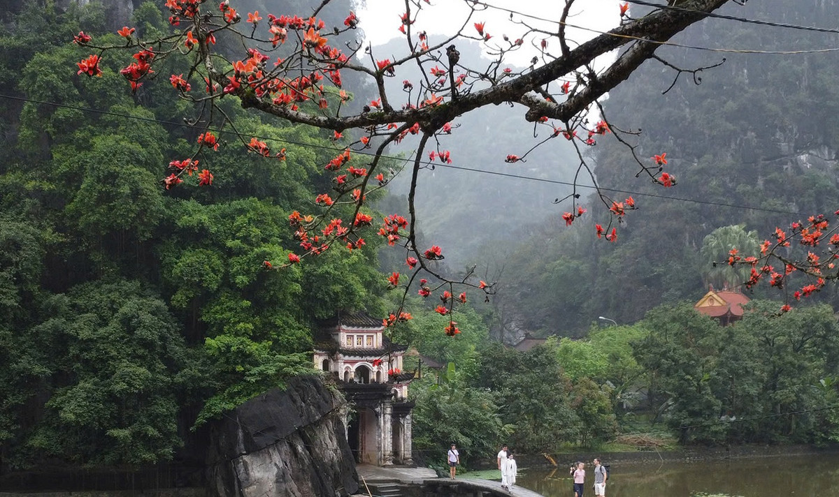 Nhiều du khách cũng chọn thời điểm này để đến thăm chùa, tìm về những phút giây tĩnh lặng giữa thiên nhiên và lịch sử.