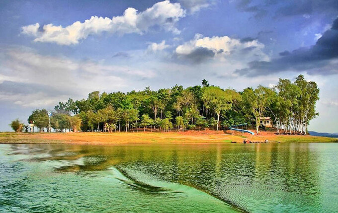 Từ đó đến nay, nhiều công trình quy mô lớn được xây dựng để phục vụ du lịch, gồm: đường bê tông quanh đảo, nhà hàng để tổ chức sự kiện, hồ bơi, các khu nhà nghỉ, sân tennis. Ảnh Inetrnet