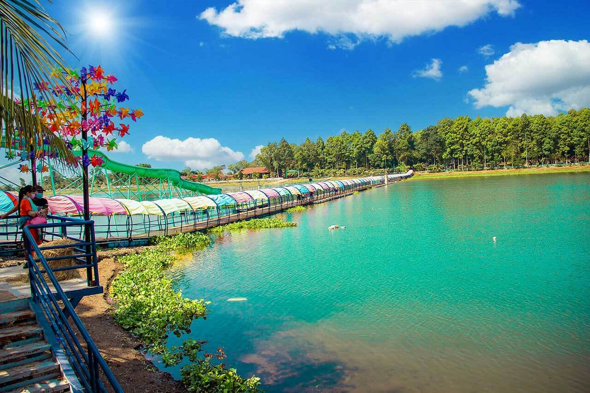 Năm 2000, UBND tỉnh Đồng Nai giao khu du lịch Đảo Ó - Đồng Trường cho Công ty Du lịch Đồng Nai quản lý và phát triển du lịch sinh thái, nhưng kinh doanh không hiệu quả. Ảnh Internet