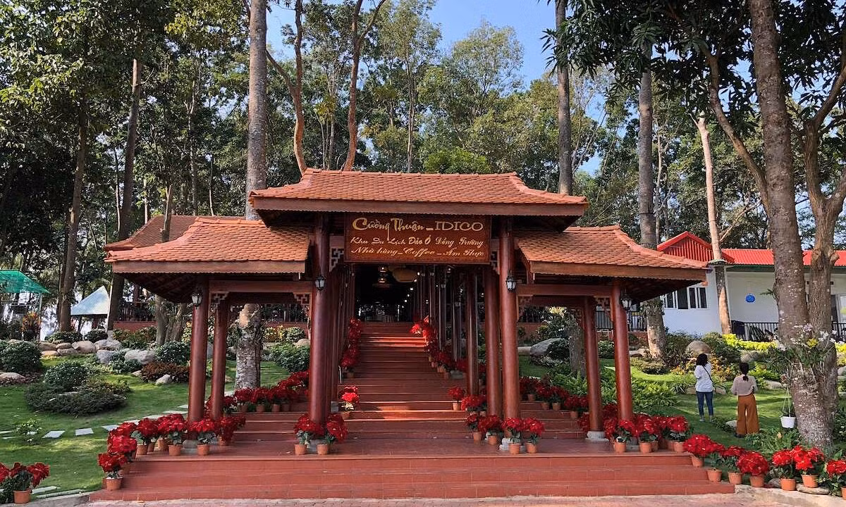 Đầu năm 2017, Công ty Cổ phần Du lịch Đồng Nai và Công ty Cổ phần Đầu tư phát triển Cường Thuận IDICO ký hợp đồng chuyển nhượng tài sản trên đất tại khu du lịch đảo Ó - Đồng Trường. Ảnh Internet