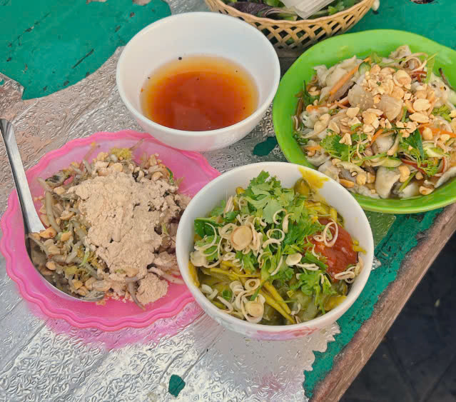 Các bác sĩ khuyến cáo, người dân cần chú ý khi thử các món ăn lạ, các loại đặc sản khi đi du lịch. Đặc biệt với người có cơ địa dị ứng, nguy cơ xảy ra phản vệ sẽ cao hơn. Ảnh Internet