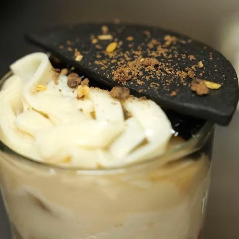 Thời gian qua, những màn kết hợp giữa món mặn và đồ uống ngọt liên tục ra đời, gây nhiều tranh cãi nhưng cũng tạo trào lưu để các bạn trẻ "đu trend".