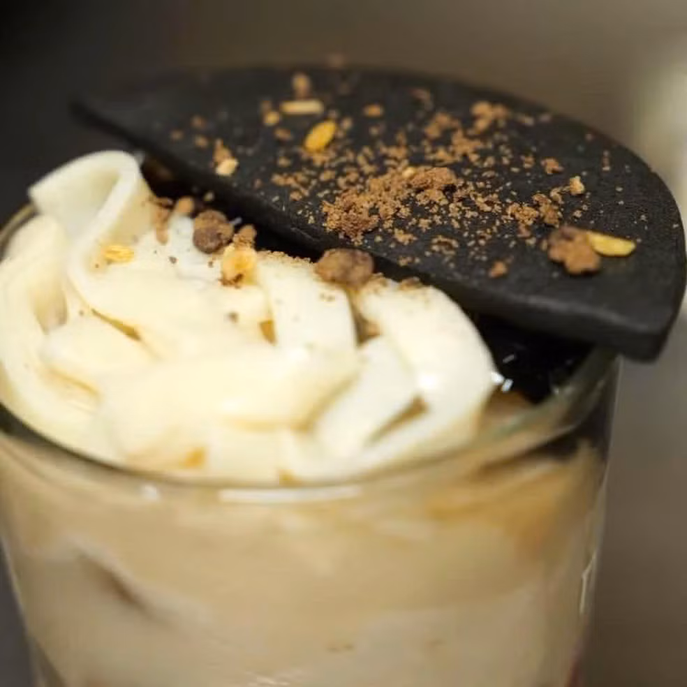 Thời gian qua, những màn kết hợp giữa món mặn và đồ uống ngọt liên tục ra đời, gây nhiều tranh cãi nhưng cũng tạo trào lưu để các bạn trẻ "đu trend".