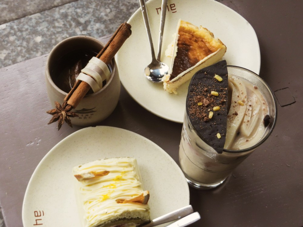 Một ly gồm trà sữa gạo lứt, phần thạch dai mềm được làm thủ công từ bột gạo lấy cảm hứng từ sợi bánh phở truyền thống làng Vân Cù. Ảnh Internet