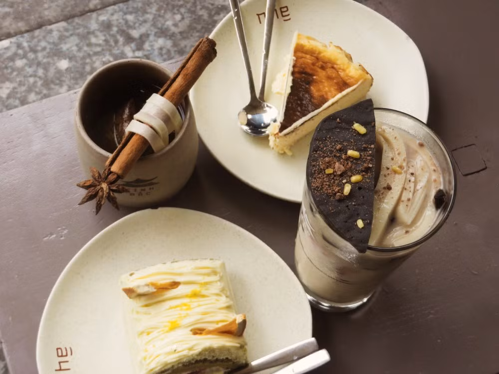 Một ly gồm trà sữa gạo lứt, phần thạch dai mềm được làm thủ công từ bột gạo lấy cảm hứng từ sợi bánh phở truyền thống làng Vân Cù. Ảnh Internet