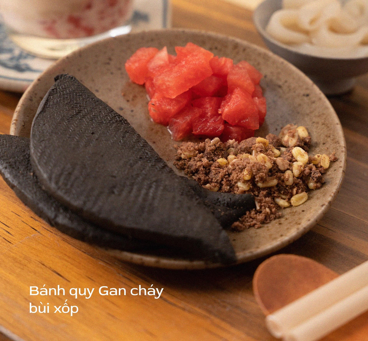 Phần gan cháy thực chất là bánh quy, tái hiện hình ảnh miếng gan cháy đặc trưng, có vị bùi xốp, ngọt nhẹ với lớp vỏ giòn, bên trong mềm ẩm. Ảnh Znews