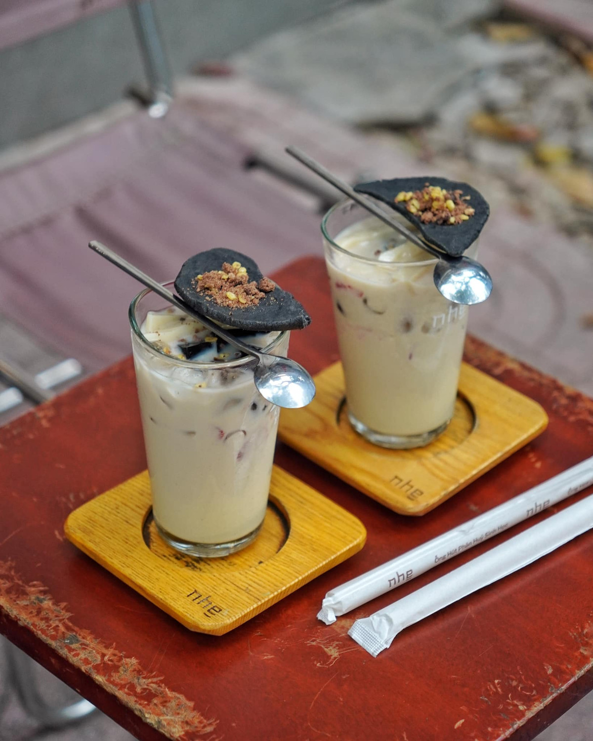 Một số thực khách sau khi nếm thử nhận xét, món đồ uống có hương vị không quá sốc như tưởng tượng, trà sữa vẫn ngọt dịu, dễ uống, trong khi thạch phở và bánh quy gan cháy mang đến kết cấu lạ miệng nhưng khá thú vị. Ảnh