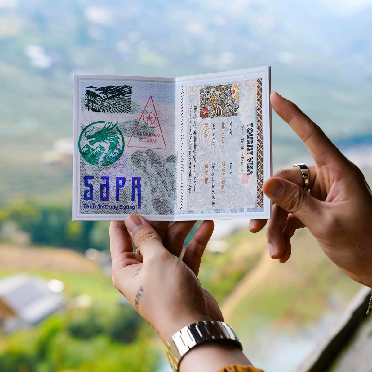 Mỗi con dấu mang một thiết kế riêng biệt, thường thể hiện hình ảnh, biểu tượng hoặc dấu ấn đặc trưng của nơi đó. Ảnh Win đi