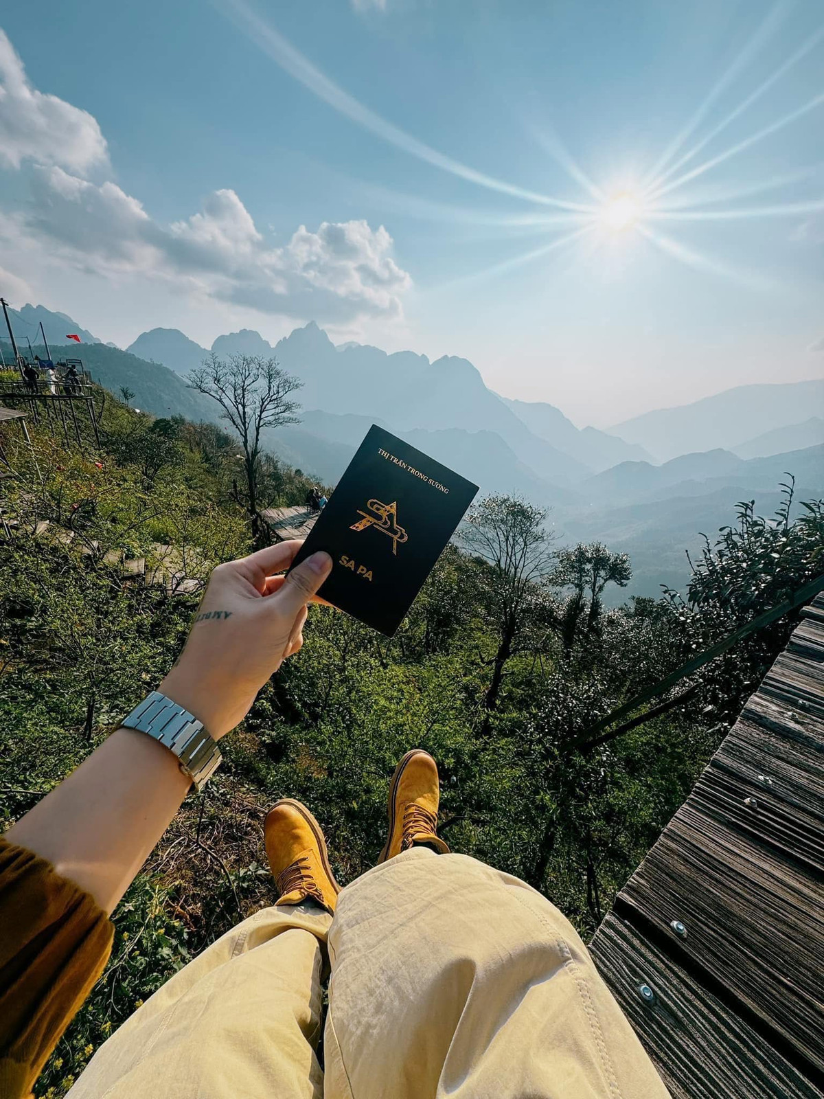 Bên cạnh những biểu tượng du lịch tại Sa Pa, cuốn hộ chiếu còn có những hình ảnh quảng bá văn hoá bản địa như trang phục của người Dao, Mông, Tày…Từ đó, khuyến khích du khách có những trải nghiệm sâu nơi mình đặt chân đến.