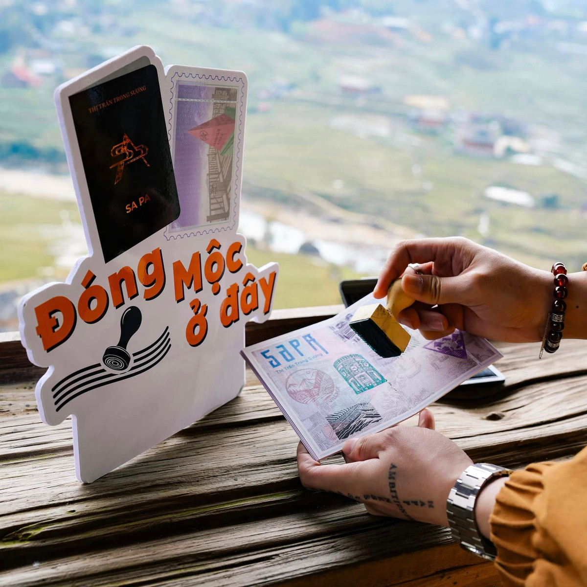 Săn dấu mộc là một hình thức sưu tầm con dấu từ các địa điểm du lịch, quán cà phê, homestay hay nhà hàng. Ảnh Win đi