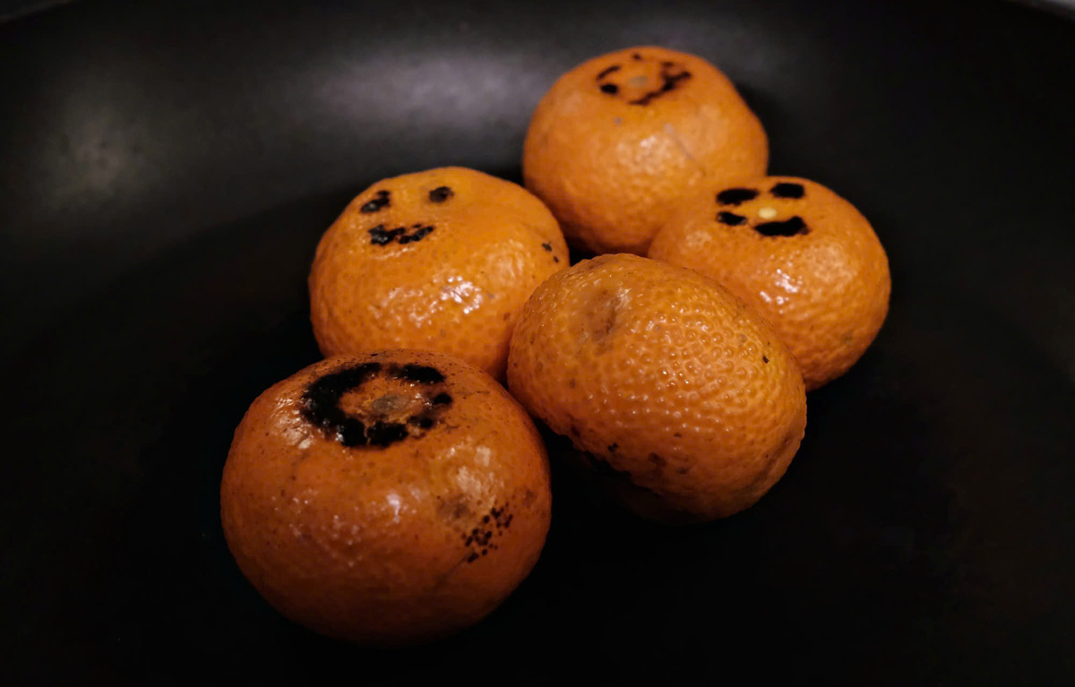 Quýt nướng bằng chảo: Nếu không có bếp lửa hoặc vỉ nướng, có thể sử dụng chảo rán để làm quýt nướng. Đầu tiên, cắt đôi quả quýt theo chiều ngang, sau đó đặt úp phần cắt xuống chảo và nướng ở lửa nhỏ. Khi phần thịt quýt bắt đầu chuyển sang màu nâu và hơi caramel hóa, hương vị của nó sẽ trở nên đậm đà hơn. Cách này giúp phần nước quýt được cô đặc, tạo ra một vị ngọt tự nhiên mà vẫn giữ được độ mềm của thịt quýt. Ảnh Internet